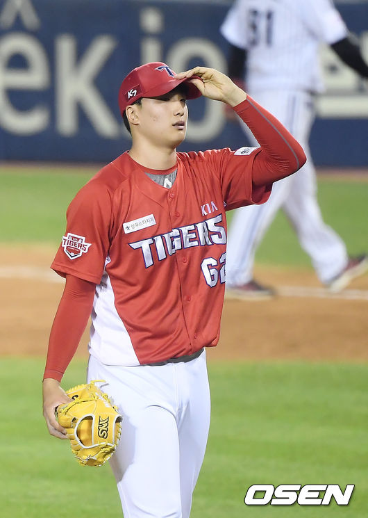 연장 10회말 1사 KIA 정해영이 LG 김현수에게 끝내기 홈런을 허용한 뒤 아쉬워하고 있다. /youngrae@osen.co.kr