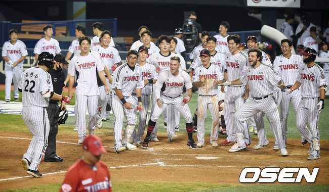 연장 10회말 1사 LG 김현수가 끝내기 홈런을 때린 뒤 동료들의 축하를 받고 있다. /youngrae@osen.co.kr