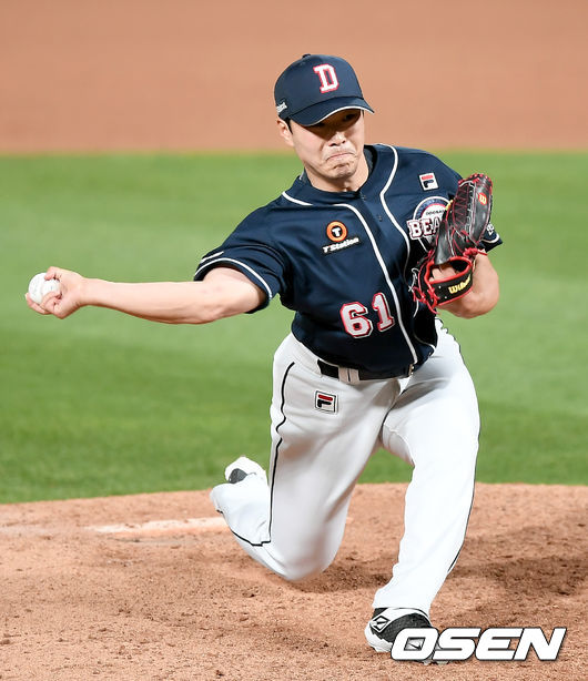 4일 오후 수원 KT위즈파크에서 ‘'2020 신한은행 SOL KBO 리그’ KT 위즈와 두산 베어스의 경기가 열렸다.6회말 두산 최원준이 마운드에 올라 힘차게 공을 뿌리고 있다./ksl0919@osen.co.kr