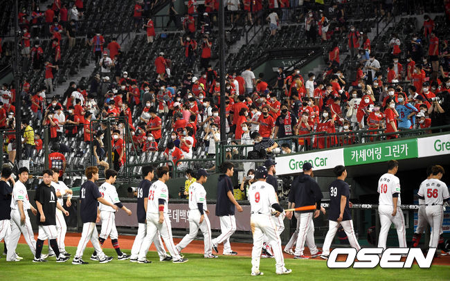 롯데 선수들이 경기장을 찾은 팬들에게 인사한 뒤 그라운드를 나서고 있다.한편 롯데는 롯데는 최근 코로나19 재확산 추세로 부산시가 17일(월) 정오부터 사회적 거리두기를 2단계로 격상한다고 발표함에 따라 18일(화) 예정되어 있던 두산과의 홈경기부터 30일(일) 한화전까지 8월 잔여경기를 모두 무관중으로 치르기로 했다.  / dreamer@osen.co.kr
