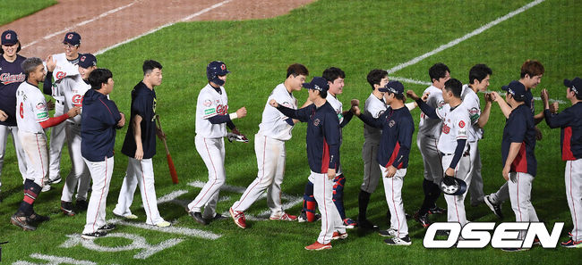 끝내기 승리를 거둔 롯데 선수단이 기뻐하고 있다. /youngrae@osen.co.kr