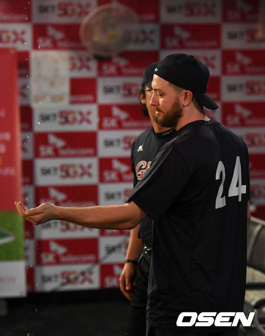 롯데 스트레일리가 빗방울을 손으로 받고 있다. / dreamer@osen.co.kr