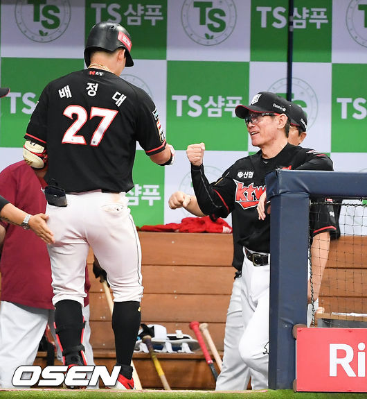 7회초 KT 선두타자 배정대가 솔로홈런을 날리고 이강철 감독과 하이파이브를 하고 있다./ soul1014@osen.co.kr