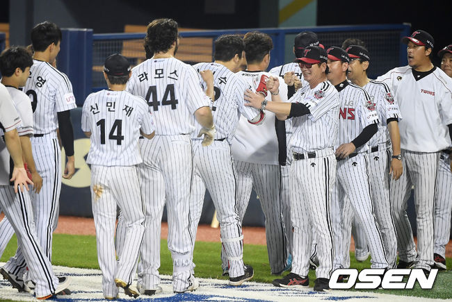 LG 류중일 감독이 끝내기 홈런을 때려낸 김현수와 기뻐하고 있다. /youngrae@osen.co.kr