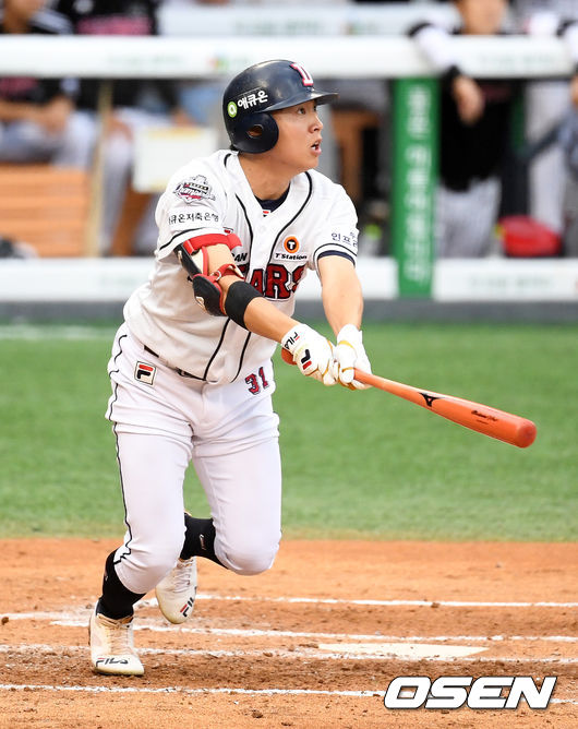 2회말 1사 2,3루에서 두산 정수빈이 역전 2타점 적시 2루타를 날리고 기뻐하고 있다. /jpnews@osen.co.kr