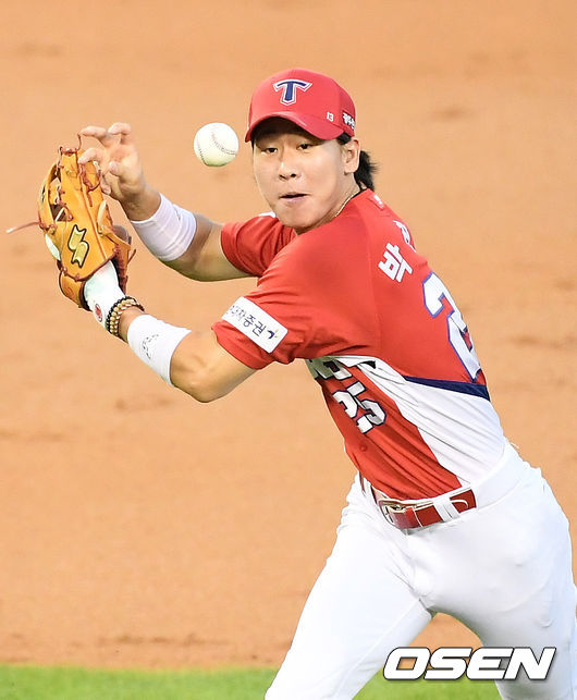 2회말 2사 주자 1루 LG 유강남의 타구를 잡은 KIA 유격수 박찬호가 1루로 송구하다가 볼을 놓치고 있다./ rumi@osen.co.kr