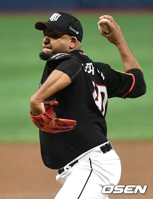 KT 선발 데스파이네가 힘차게 공을 뿌리고 있다. / dreamer@osen.co.kr