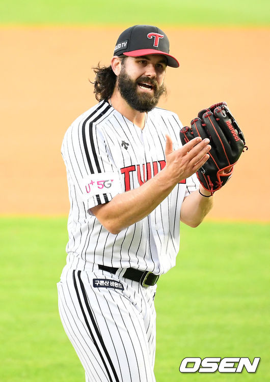 1회초를 마친 LG 선발 켈리가 박수를 보내고 있다./ rumi@osen.co.kr