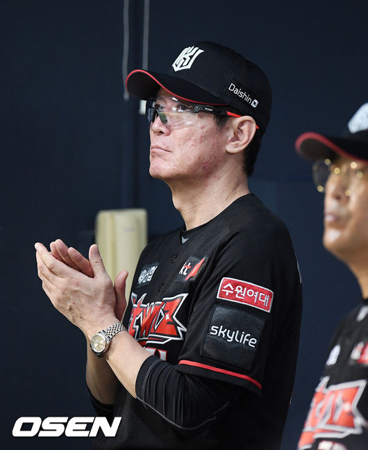 4회초 KT 이강철 감독이 덕아웃에서 박수를 보내고 있다./ rumi@osen.co.kr