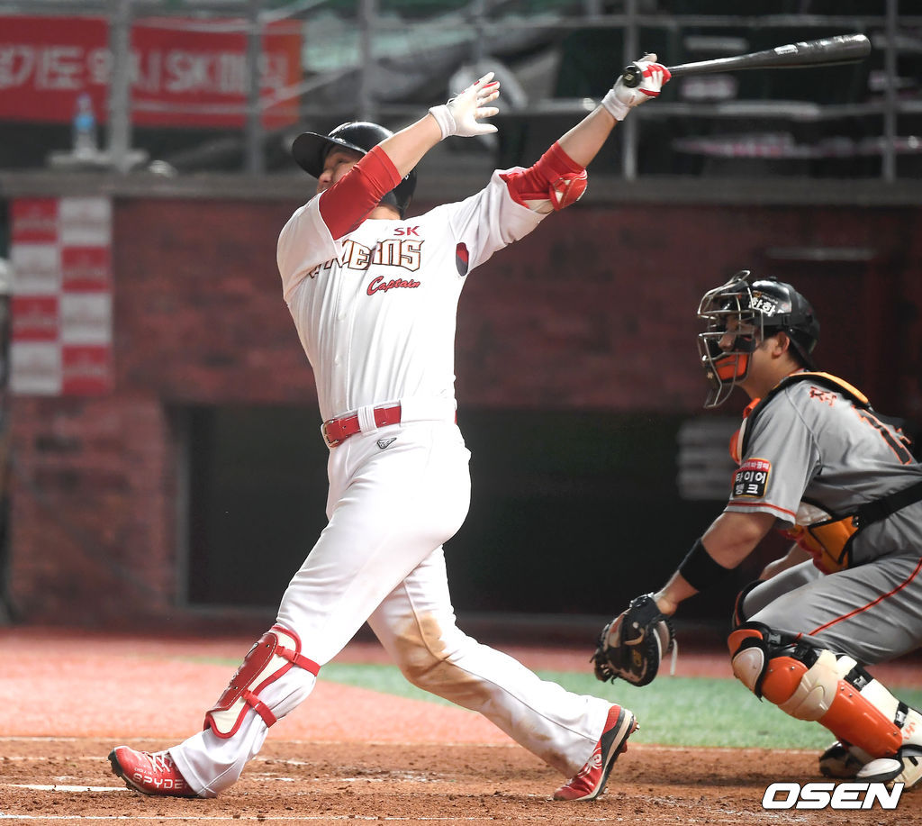 19일 오후 인천 SK행복드림구장에서 '2020 신한은행 SOL KBO리그' SK 와이번스와 한화 이글스의 경기가 열렸다.4회말 무사 1,3루 SK 최정이 스리런 홈런을 때려내고 있다. /youngrae@osen.co.kr