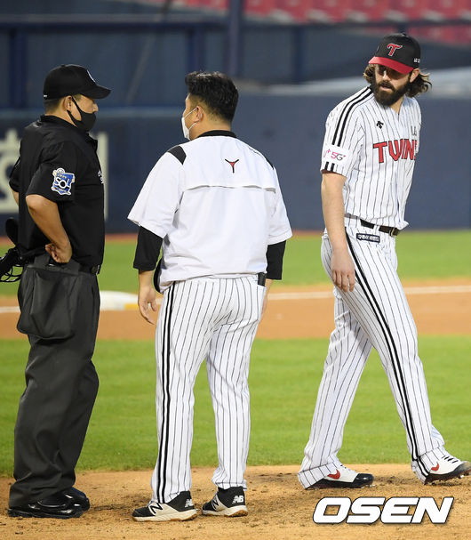 3회초 무사 주자 1루 KIA 최형우 타석에서 LG 선발 켈리가 투구 후 볼판정에 대한 불만을 표한 것에 대해 이민호 구심이 마운드로 올라와 주의를 주고 있다./ rumi@osen.co.kr