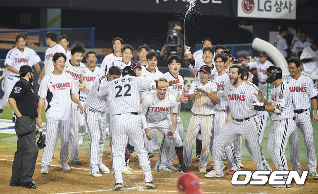 18일 KIA전, 연장 10회말 LG 김현수가 끝내기 홈런을 때린 뒤 동료들의 축하를 받고 있다. /youngrae@osen.co.kr