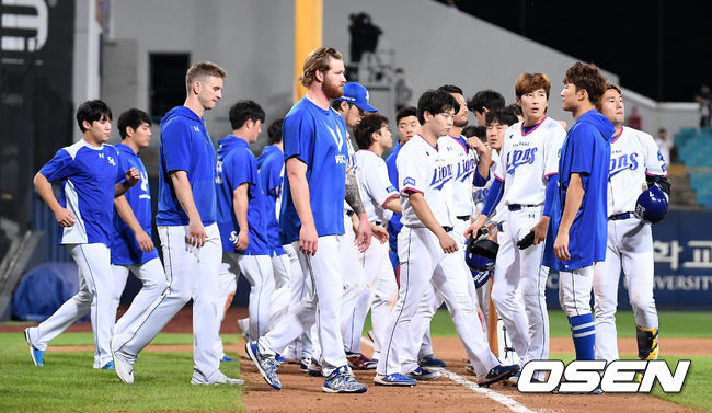 키움히어로즈가 파죽의 5연승을 달렸다. 키움은 1일 대구삼성라이온즈파크에서 열린 '2020 신한은행 SOL KBO리그' 삼성라이온즈와의 경기에서 장단 23안타를 터트리는 등 화끈한 타격을 앞세워 22-7로 승리를 거두었다. 5연승을 달리며 2위를 굳게 지켰다. 7-22로 패배한 삼선 선수단이 그라운드를 나서고 있다. /youngrae@osen.co.kr