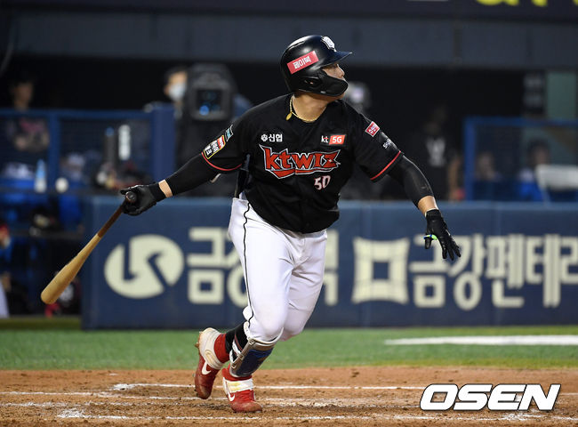 15일 오후 서울 잠실야구장에서 ‘2020 신한은행 SOL KBO 리그’ 두산베어스와 KT 위즈의 경기가 열렸다. 4회초 무사에서 KT 강백호가 좌중간 2루타를 치고 있다. /sunday@osen.co.kr