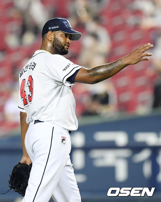 14일 오후 서울 잠실구장에서 '2020 신한은행 SOL KBO리그' 두산 베어스와 KT 위즈의 경기가 열렸다.6회초 2사 주자 1,2루 KT 조용호 타석에서 볼 판정에 항의했던 두산 선발 알칸타라가 덕아웃으로 들어가며 다시한번 항의하고 있다./ rumi@osen.co.kr