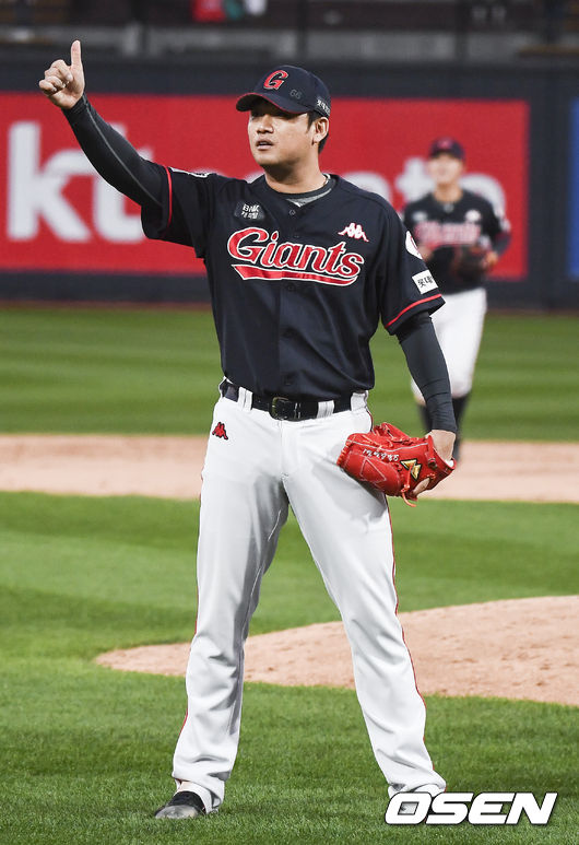 경기종료 후 롯데 마무리 손승락이 세이브 달성 후 세리머니를 하고 있다/ soul1014@osen.co.kr