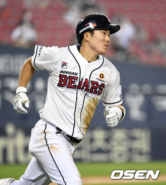 8회말 1사 3루에서 두산 허경민이 중전 적시타를 치고 그라운드를 달리고 있다. /sunday@osen.co.kr