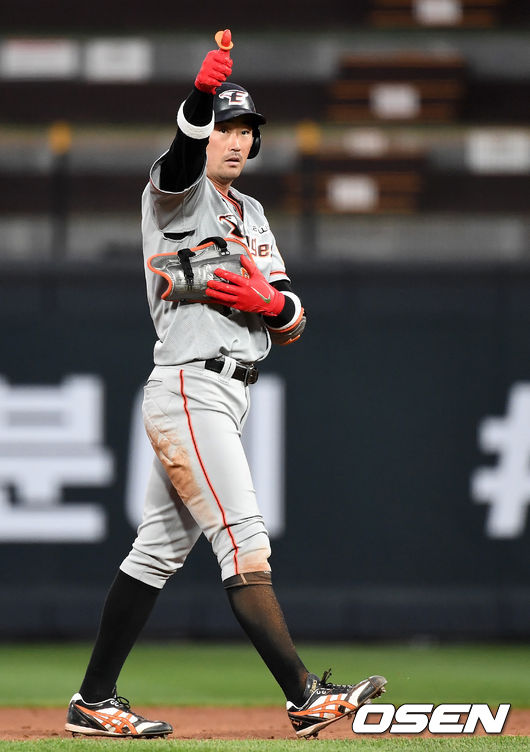 2회초 1사 주자없는 상황 한화 송광민이 2루타를 날리고 더그아웃을 향해 세리머니를 하고 있다. / dreamer@osen.co.kr