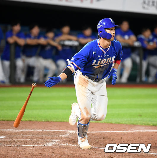 26일 부산 사직야구장에서 ‘2020 신한은행 SOL KBO리그’ 롯데 자이언츠와 삼성 라이온즈의 경기가 열렸다.10회초 2사에서 삼성 이학주가 2루타를 날리고 있다. /jpnews@osen.co.kr