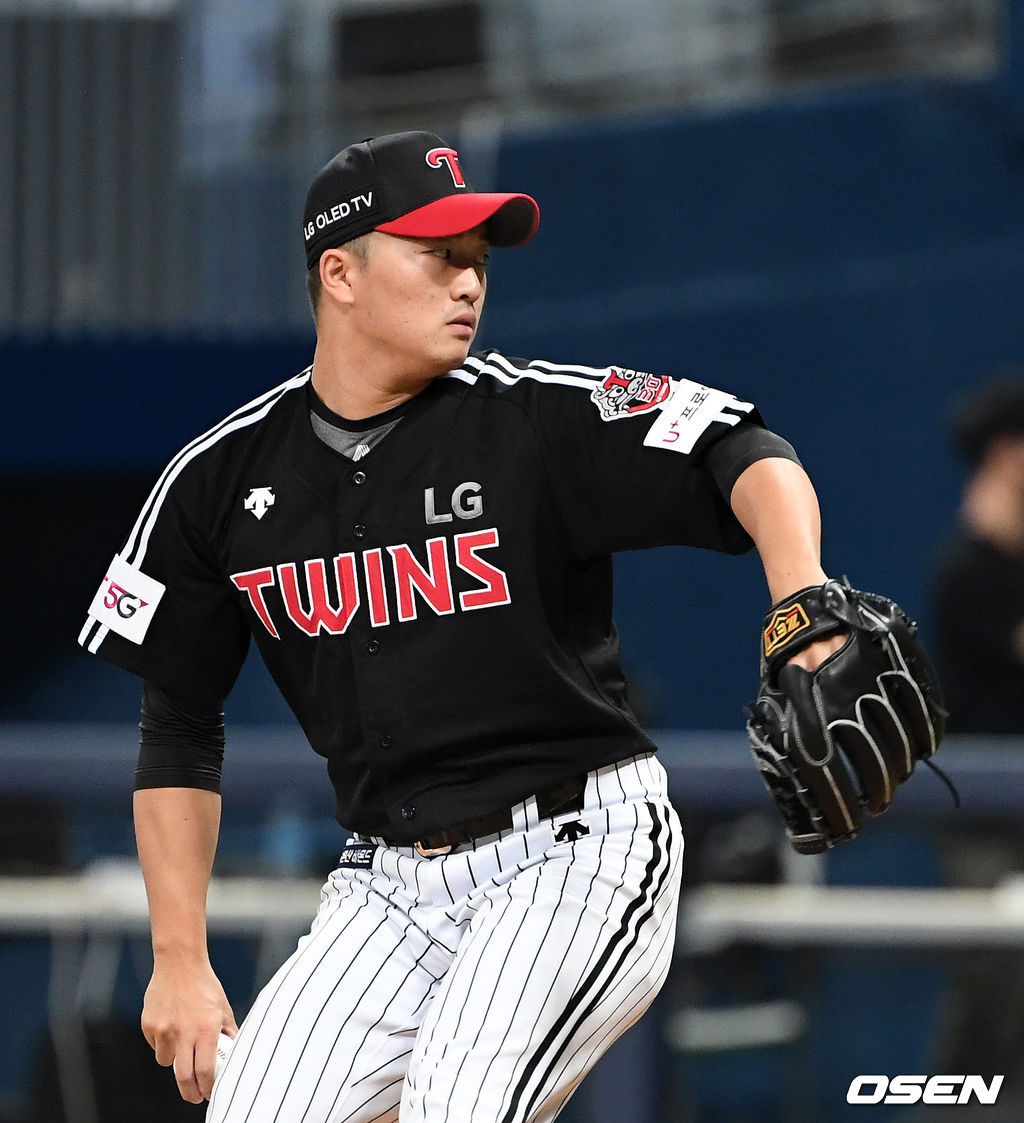 LG 고우석이 역투하고 있다. /sunday@osen.co.kr