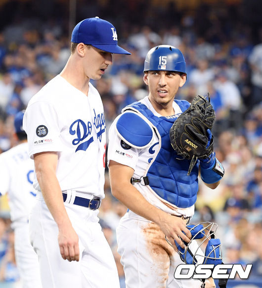 3회초 무실점으로 이닝 마친 LA다저스 워커 뷸러-오스틴 반스 배터리가 더그아웃 향하며 이야기 나누고 있다. / eastsea@osen.co.kr