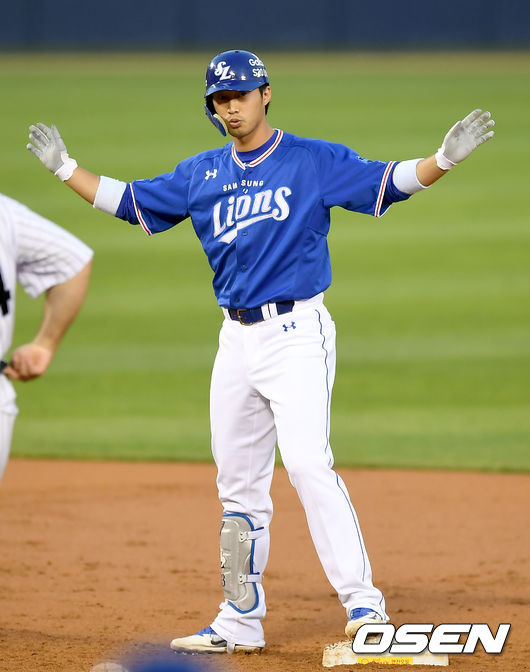 3일 서울 잠실야구장에서 ‘2020 신한은행 SOL KBO리그’ LG 트윈스와 삼성 라이온즈의 경기가 열렸다.4회초 2사 3루 상황 삼성 이학주가 1타점 2루타를 날린 뒤 세레모니를 하고 있다./ksl0919@osen.co.kr