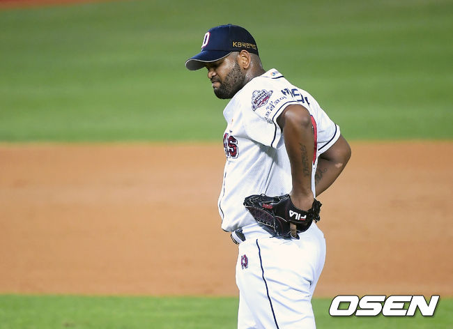 20일 오후 서울 잠실야구장에서 '2020 신한은행 SOL KBO리그' 두산 베어스와 롯데 자이언츠의 경기가 열렸다.5회초 1사 두산 알칸타라가 롯데 정훈에게 솔로 홈런을 허용한 뒤 아쉬워하고 있다. /youngrae@osen.co.kr