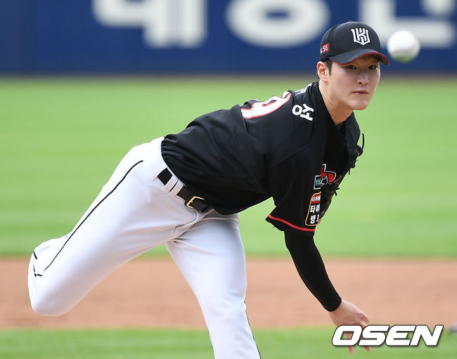 13일 대구 삼성라이온즈파크에서 ‘2020 신한은행 SOL KBO리그’ 삼성 라이온즈와 KT위즈의 더블헤더 2차전이 열렸다.1회말 KT 선발투수 배제성이 마운드에 올라 힘차게 공을 뿌리고 있다./ksl0919@osen.co.kr