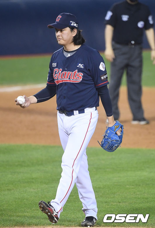 20일 오후 서울 잠실야구장에서 '2020 신한은행 SOL KBO리그' 두산 베어스와 롯데 자이언츠의 경기가 열렸다.8회말 2사 2,3루 롯데 김원중이 두산 페르난데스에게 역전 적시타를 허용한 뒤 아쉬워하고 있다. /youngrae@osen.co.kr