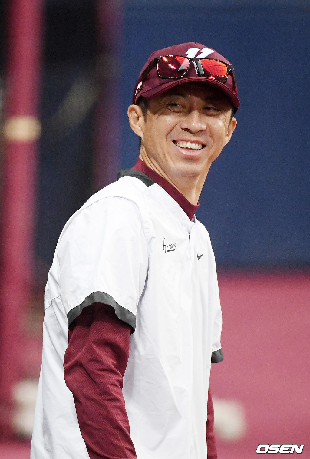 키움 손혁 감독이 그라운드에서 환하게 미소짓고 있다. /rumi@osen.co.kr