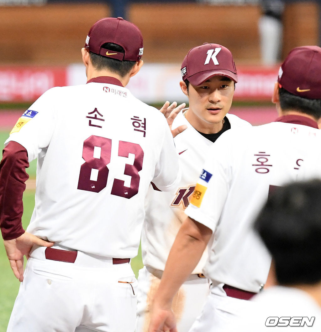 경기를 마치고 키움 김하성이 손혁 감독과 하이파이브를 하고 있다. /rumi@osen.co.kr