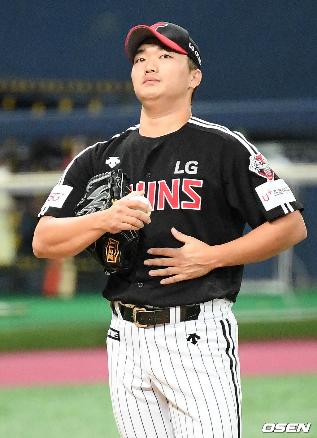 8회말 2사 주자 만루 키움 김하성에게 좌익수 앞 재역전 2타점 적시타를 허용한 LG 고우석이 아쉬워하고 있다. /rumi@osen.co.kr