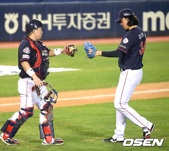 롯데는 20일 서울 잠실구장에서 열린 '2020 신한은행 SOL KBO리그' 두산 베어스와 팀 간 13차전에서 6-5로 승리했다. 전날 사직구장에서 열린 두산과의 경기를 7-3으로 잡은 롯데는 2연승을 달리면서 시즌 전적 42승 1무 39패를 기록했다. 두산은 시즌 38패(2무 47승) 째를 당했다.승리를 거둔 롯데 김준태와 김원중이 기뻐하고 있다. /youngrae@osen.co.kr