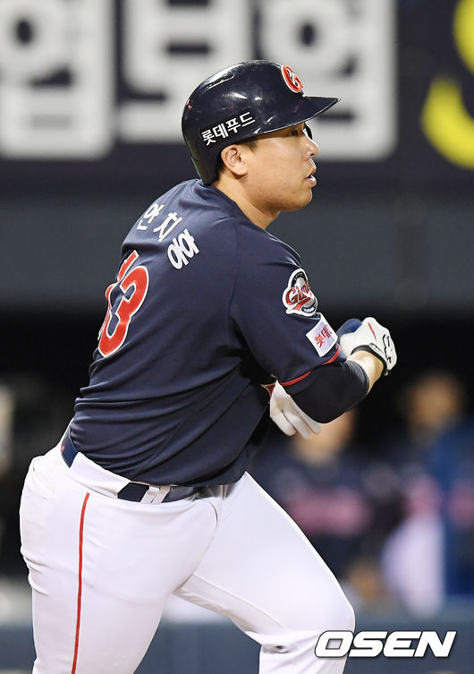 8회초 무사 주자 1,2루 롯데 안치홍이 우중간 1타점 적시 2루타를 날리고 있다./ rumi@osen.co.kr