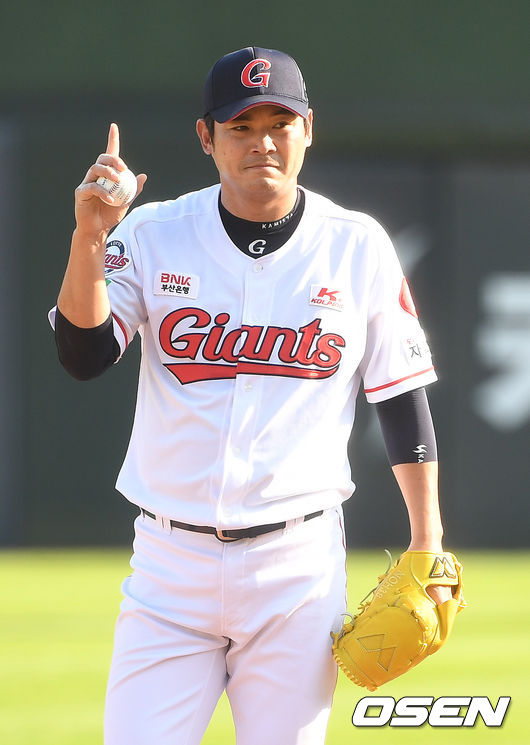 15일 오후 부산 사직야구장에서 ‘2020 신한은행 SOL KBO리그’ 롯데 자이언츠와 키움 히어로즈의 경기가 열렸다.롯데 선발 노경은이 1회초 투구를 앞두고 포수에게 사인을 보내고 있다. / dreamer@osen.co.kr