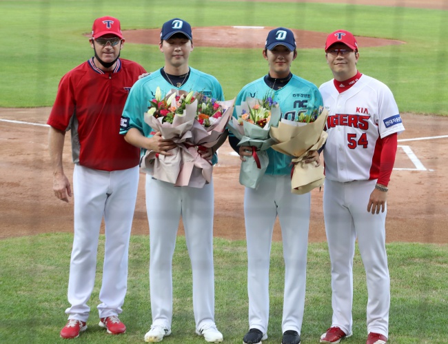 맷 윌리엄스 감독과 주장 양현종이 꽃다발을 주며 포즈를 취하고 있다. /KIA타이거즈 제공