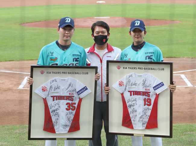 조계현 단장이 유니폼이 담긴 액자를 선물했다. /KIA타이거즈 제공