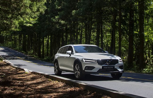 볼보차 신형 크로스컨트리(V60). 