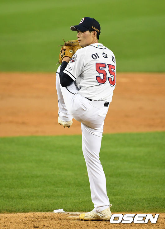 15일 오후 서울 잠실야구장에서 ‘2020 신한은행 SOL KBO 리그’ 두산베어스와 KT 위즈의 경기가 열렸다. 2회초 무사에서 두산 선발투수 이승진이 역투하고 있다. /sunday@osen.co.kr