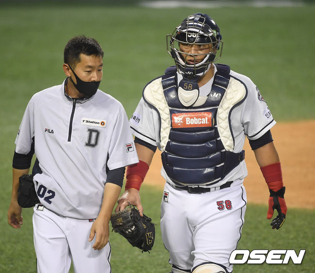 3회초 1사 두산 정상호가 알칸타라의 투구에 맞아 부상을 당해 교체되고 있다. /youngrae@osen.co.kr