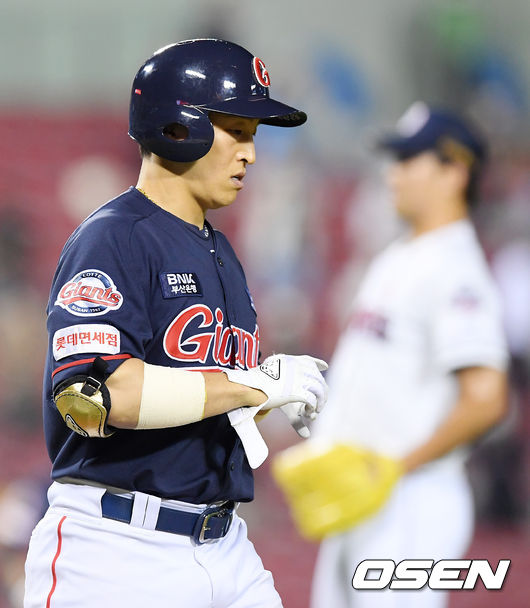 8회초 2사 주자 1,3루 롯데 손아섭이 타석에서 볼넷을 골라내며 출루하고 있다./ rumi@osen.co.kr