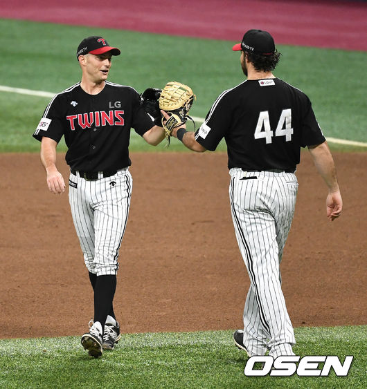 21일 오후 서울 고척스카이돔에서 ‘2020 신한은행 SOL KBO리그’ 키움 히어로즈와 LG 트윈스의 경기가 열렸다.6회말 1사 주자없는 상황 키움 이정후를 내야 땅볼로 이끈 LG 선발 윌슨과 1루수 라모스가 인사를 나누고 있다. / dreamer@osen.co.kr