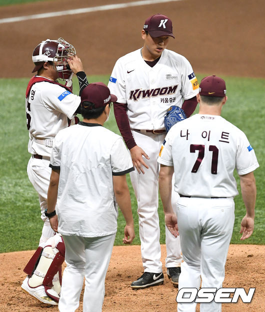 21일 오후 서울 고척스카이돔에서 ‘2020 신한은행 SOL KBO리그’ 키움 히어로즈와 LG 트윈스의 경기가 열렸다.4회초 2사 1, 2루 상황 키움 나이트 코치가 마운드를 방문해 선발 이승호와 대화를 나누고 있다. / dreamer@osen.co.kr