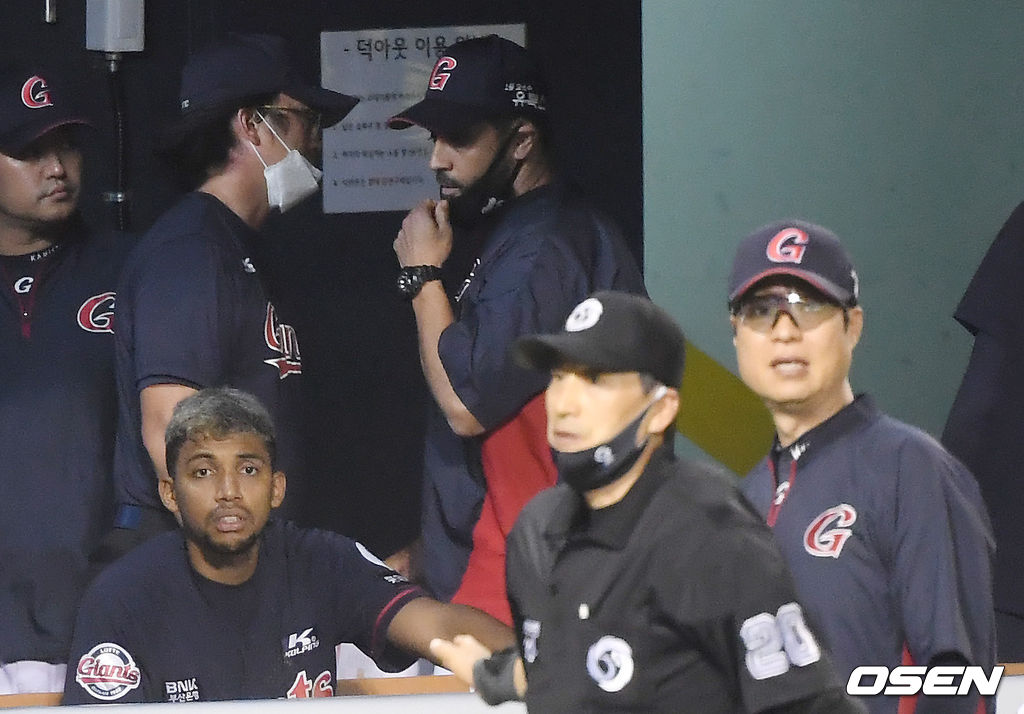 8회초 1사 1루 롯데 김준태의 파울플라이 아웃 판정 관련 두산 포수 최용제의 타격 방해가 있었다며 판정에 항의 를 한 라이언 롱 타격 코치(가운데)가 퇴장 당하고 있다. /cej@osen.co.kr