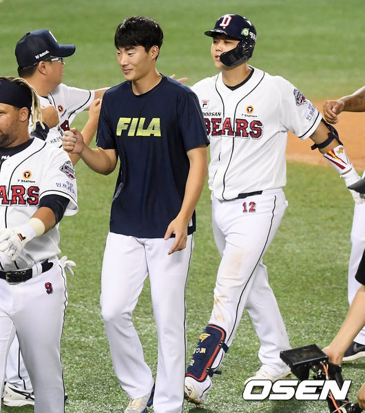  두산 베어스가 0의 행진을 끝내는 '끝내기 승리'로 연패에서 벗어났다.두산은 21일 서울 잠실구장에서 열린 ‘2020 신한은행 SOL KBO리그’ 팀 간 14차전에서 1-0으로 승리했다. 이날 승리로 두산은 2연패에서 벗어나며 시즌 전적 48승 2무 38패를 기록했다. 롯데는 시즌 40패(1무 42승) 째를 당했다.경기 종료 후 끝내기 안타를 때려낸 두산 최용제가 김태형 감독의 환영을 받고 있다. /cej@osen.co.kr
