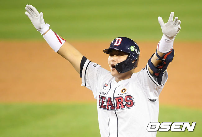 두산 베어스가 0의 행진을 끝내는 '끝내기 승리'로 연패에서 벗어났다.두산은 21일 서울 잠실구장에서 열린 ‘2020 신한은행 SOL KBO리그’ 팀 간 14차전에서 1-0으로 승리했다. 이날 승리로 두산은 2연패에서 벗어나며 시즌 전적 48승 2무 38패를 기록했다. 롯데는 시즌 40패(1무 42승) 째를 당했다.9회말 2사 만루 두산 최용제가 끝내기 우전 안타를 때려낸 뒤 기뻐하고 있다. /cej@osen.co.kr