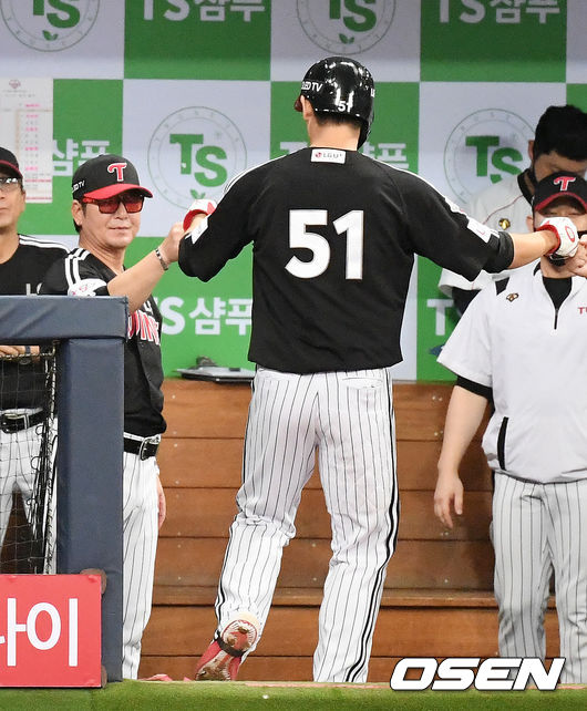 홈을 밟은 홍창기가 덕아웃에서 류중일 감독과 하이파이브를 하고 있다. /rumi@osen.co.kr