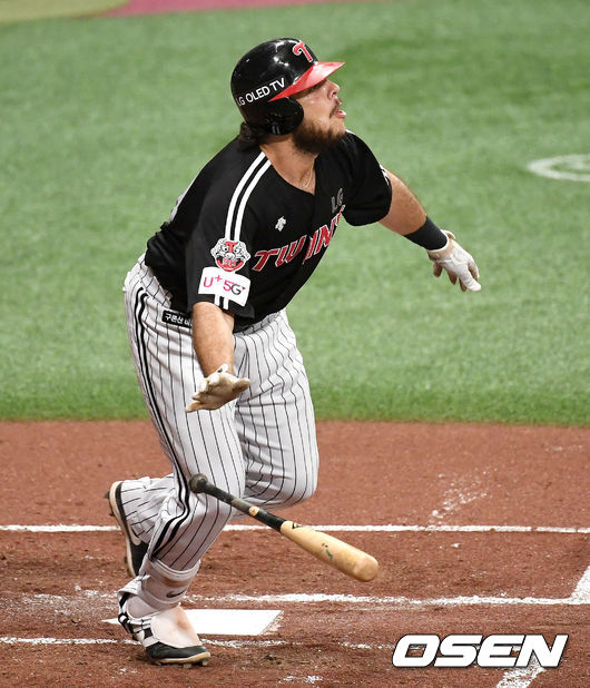 2회초 선두타자로 나선 LG 라모스가 중월 솔로포를 날리고 타구를 바라보고 있다. / dreamer@osen.co.kr