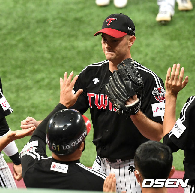 21일 오후 서울 고척스카이돔에서 ‘2020 신한은행 SOL KBO리그’ 키움 히어로즈와 LG 트윈스의 경기가 열렸다.6회말 키움 공격을 삼자범퇴로 막아낸 LG 선발 윌슨이 더그아웃으로 향하며 동료들과 인사를 나누고 있다. / dreamer@osen.co.kr