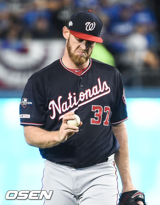 클레이튼 커쇼의 가을 잔혹사가 반복됐다. LA 다저스가 워싱턴 내셔널스에 반격의 1승을 내줬다. 워싱턴은 3차전 선발투수로 예정됐던 맥스 슈어저를 8회 깜짝 불펜으로 투입하는 초강수를 두며 1승1패 원점을 만들었다. 다저스는 5일(이하 한국시간) 미국 캘리포니아주 로스앤젤레스 다저스타디움에서 벌어진 2019 MLB 포스트시즌 내셔널리그 디비전시리즈(NLDS) 워싱턴 내셔널스와 5전3선승제 2차전에서 2-4로 패했다. 시리즈는 1승1패 원점. 5회말 2사 다저스 윌 스미스에게 첫 피안타를 허용한  워싱턴 선발투수 스트라스버그가 아쉬워하고 있다. / soul1014@osen.co.kr